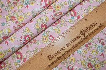 .100% Cotton .Ideal for crafts/Quilting .Size: 46 x 56cm (18 x 22 inches) .Complementary patterns to