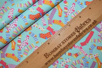 .100% Cotton .Ideal for crafts/Quilting .Size: 46 x 56cm (18 x 22 inches) .Complementary patterns to