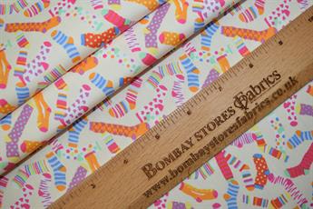 .100% Cotton .Ideal for crafts/Quilting .Size: 46 x 56cm (18 x 22 inches) .Complementary patterns to