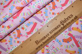 .100% Cotton .Ideal for crafts/Quilting .Size: 46 x 56cm (18 x 22 inches) .Complementary patterns to