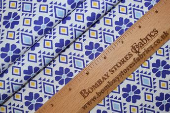 .100% Cotton .Ideal for crafts/Quilting .Size: 46 x 56cm (18 x 22 inches) .Complementary patterns to