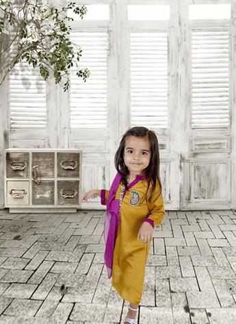 cotton suit with detailed embroidered neckline and motif on the side. The look is complete with cont