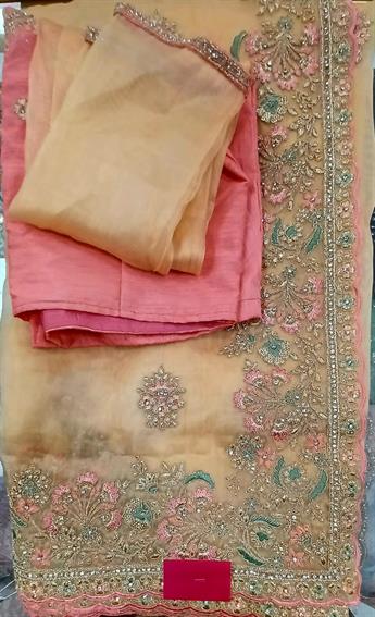 Organza saree with  readymade long sleeve blouse.Size10/12.
It is great to wear on partywear, weddi