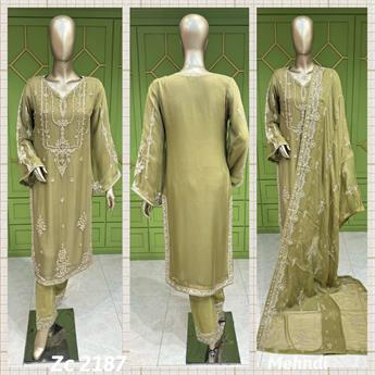 This readymade attire features detailed handwork of thread,dabka and, sequins on the kameez front, a