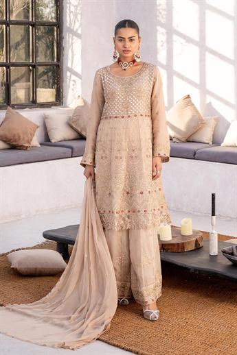 This incredible readymade luxury attire gives your festive look a boast of regality.This masterpiece