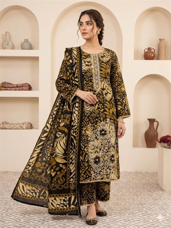 LADIES 3 PIECE PRINTED LAWN SUIT WITH LAWN SCARF.