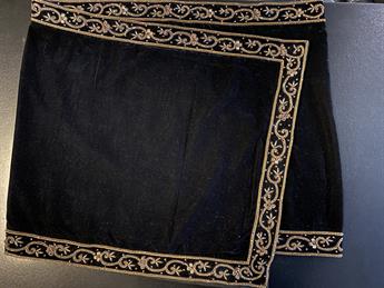BLACK / GOLD