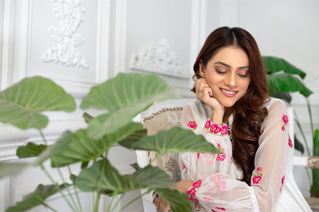 White 2 Piece Stunning Cotton Silk Pishwas with Pants