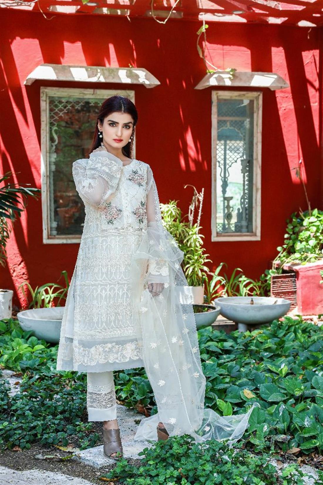 Cream Embroidered 3 Piece Stunning Organza Kameez & Net Trouser