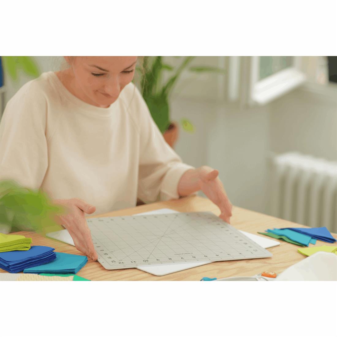 Fiskars Rotating Cutting Mat 13 Inch Grid.