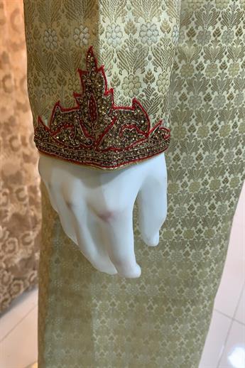 Gold brocade kurta pajma with neckline embroidery in gold/ red embellishment